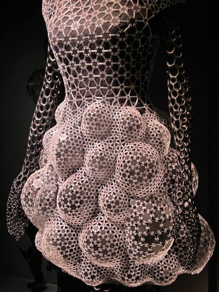 Exposition Iris van Herpen La mode avantgarde qui fusionne art — free download