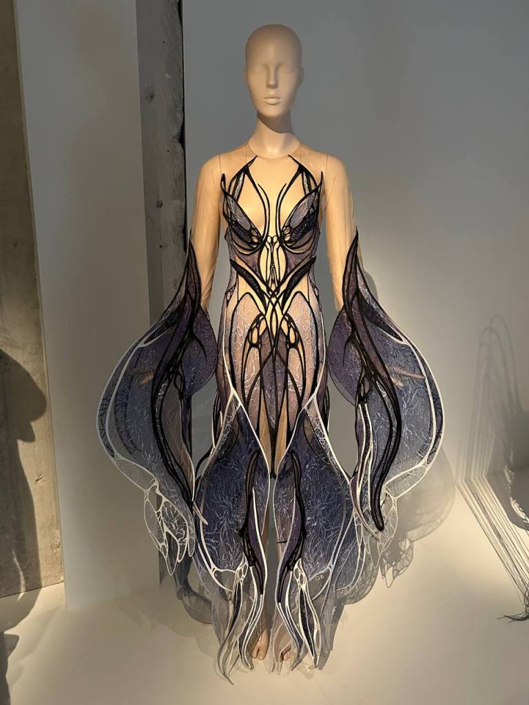 Exposition Iris van Herpen La mode avantgarde qui fusionne art — free download