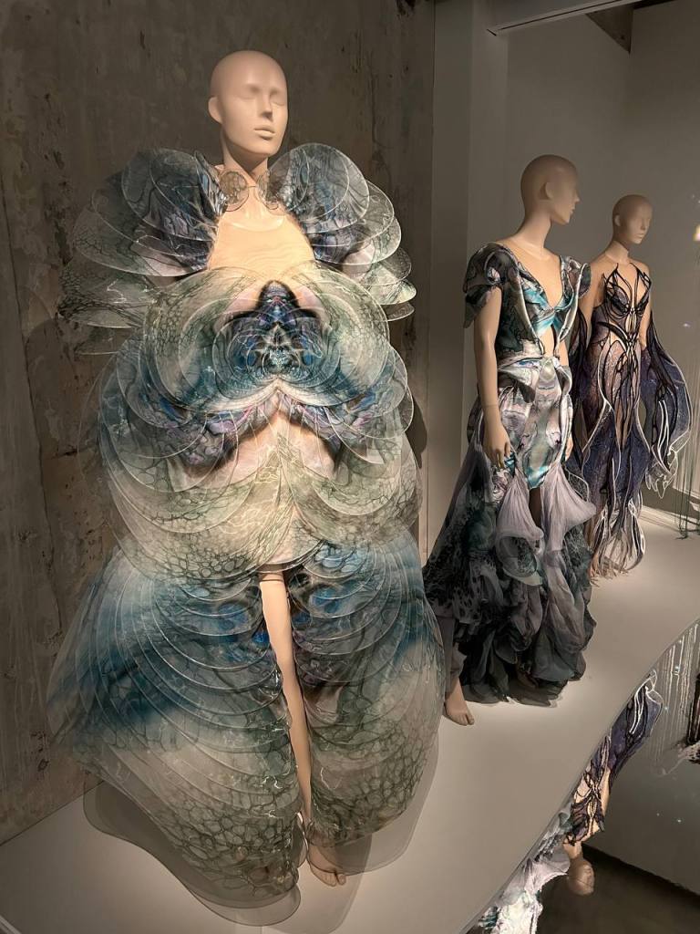 Exposition Iris van Herpen La mode avantgarde qui fusionne art — free download