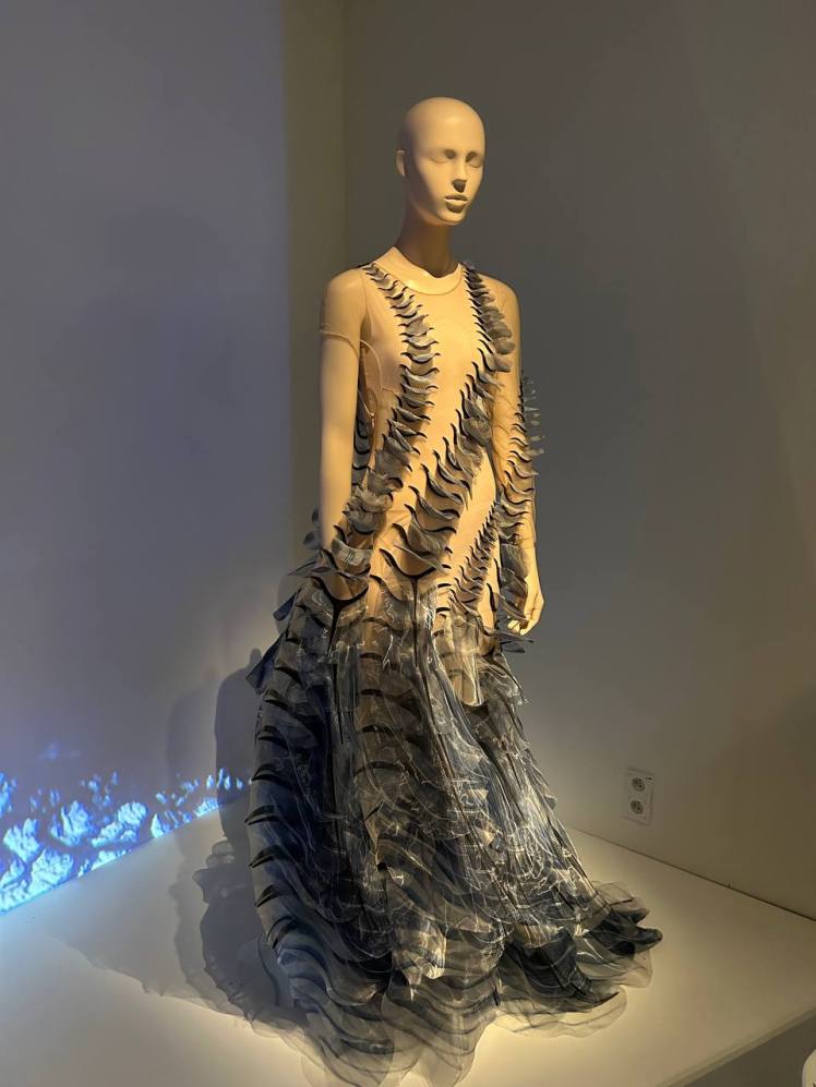 Exposition Iris van Herpen La mode avantgarde qui fusionne art — free download