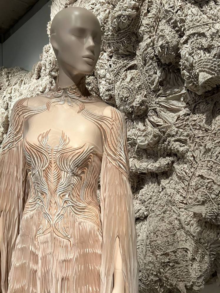 Exposition Iris van Herpen : La mode avant-garde qui fusionne art ...